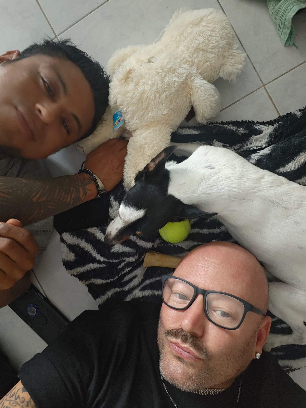 Tillsammans på golvet – Jonas och Mårten med Foxi på zebrafiltet.