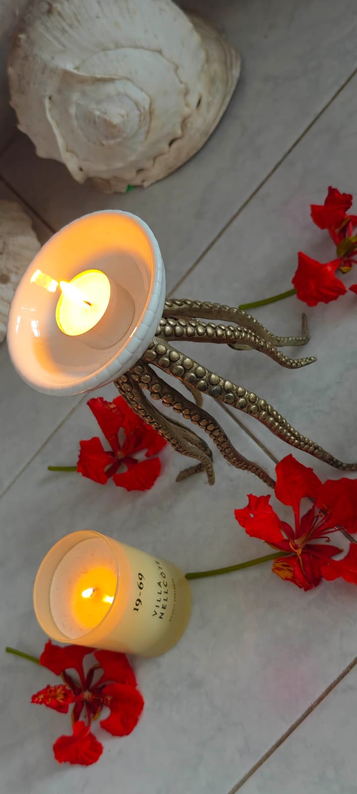 Ceremonin – Ljus, blommor och tempeltoner hemma i lägenheten.